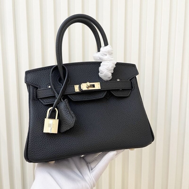 【AT3579】Hermes エルメスの定番ケリーバッグは、手持ちと斜めがけの両方に使える（クラシックブラックゴールド）です。