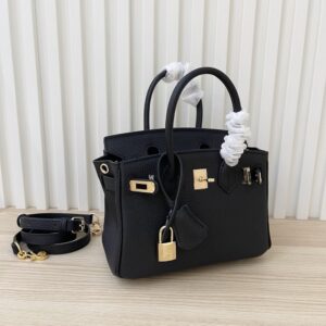 【AT3579】Hermes エルメスの定番ケリーバッグは、手持ちと斜めがけの両方に使える（クラシックブラックゴールド）です。