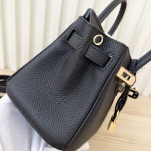 【AT3579】Hermes エルメスの定番ケリーバッグは、手持ちと斜めがけの両方に使える（クラシックブラックゴールド）です。