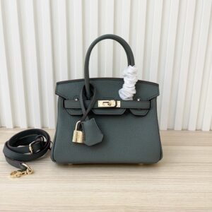 【AT3582】Hermes エルメスのクラシックなハンドバッグ。高級な深緑色とゴールドのボタン。
