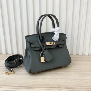 【AT3582】Hermes エルメスのクラシックなハンドバッグ。高級な深緑色とゴールドのボタン。