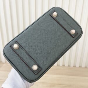 【AT3582】Hermes エルメスのクラシックなハンドバッグ。高級な深緑色とゴールドのボタン。