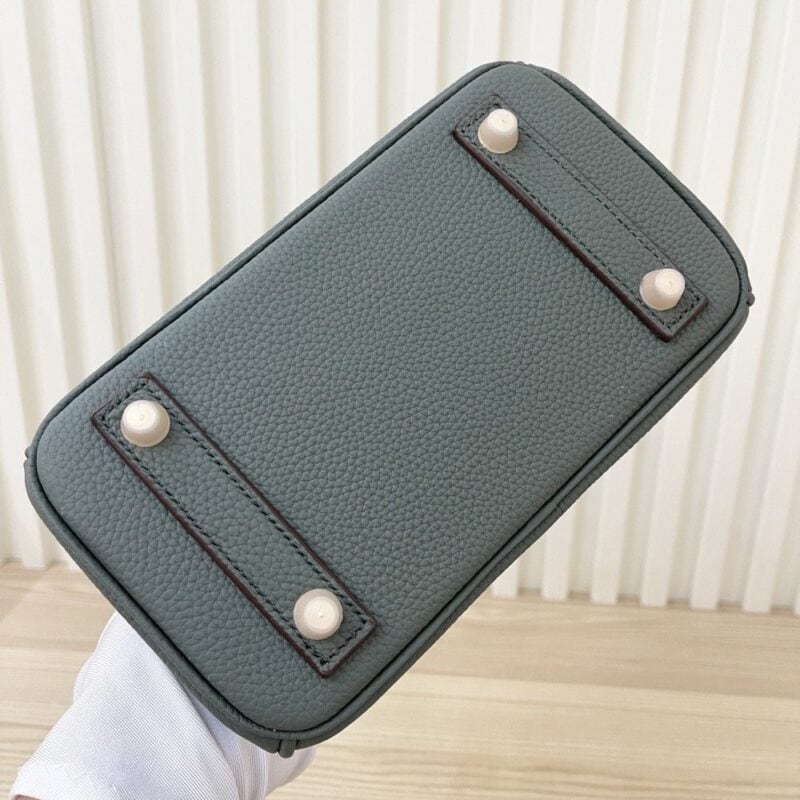 【AT3582】Hermes エルメスのクラシックなハンドバッグ。高級な深緑色とゴールドのボタン。