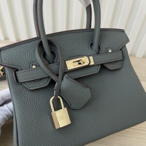 【AT3582】Hermes エルメスのクラシックなハンドバッグ。高級な深緑色とゴールドのボタン。