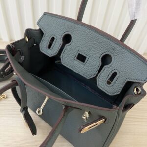【AT3582】Hermes エルメスのクラシックなハンドバッグ。高級な深緑色とゴールドのボタン。