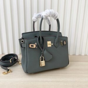 【AT3582】Hermes エルメスのクラシックなハンドバッグ。高級な深緑色とゴールドのボタン。