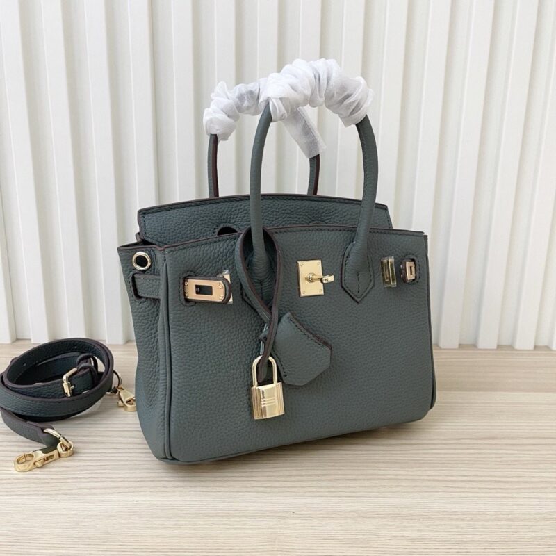 【AT3582】Hermes エルメスのクラシックなハンドバッグ。高級な深緑色とゴールドのボタン。