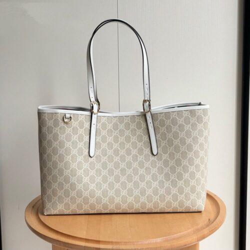【AT3587】GucciのクラシックGGキャンバス大容量トートバッグは、軽Luxで使いやすいデザインです。
