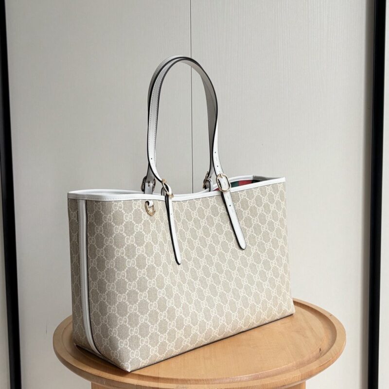【AT3587】GucciのクラシックGGキャンバス大容量トートバッグは、軽Luxで使いやすいデザインです。