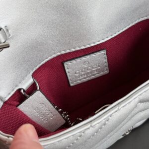 【AT3596】Gucci GG Marmont ミニチェーンショルダーバッグ シルバー牛革 スタイリッシュで万能なアイテム