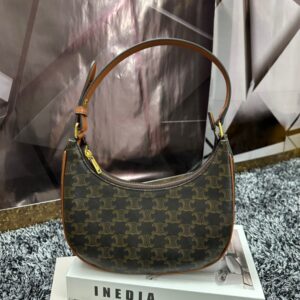 【AT3615】Celineのモノグラムプリントのハーフムーンバッグ - レトロとモダンの完璧な融合👜