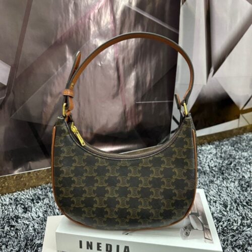 【AT3615】Celineのモノグラムプリントのハーフムーンバッグ - レトロとモダンの完璧な融合👜