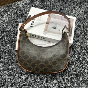 【AT3615】Celineのモノグラムプリントのハーフムーンバッグ - レトロとモダンの完璧な融合👜