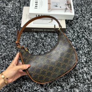 【AT3615】Celineのモノグラムプリントのハーフムーンバッグ - レトロとモダンの完璧な融合👜