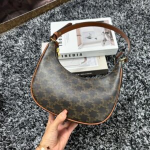 【AT3615】Celineのモノグラムプリントのハーフムーンバッグ - レトロとモダンの完璧な融合👜