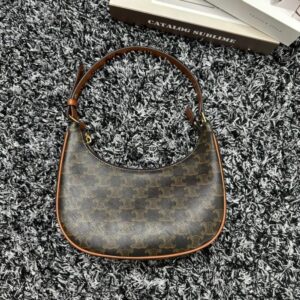 【AT3615】Celineのモノグラムプリントのハーフムーンバッグ - レトロとモダンの完璧な融合👜