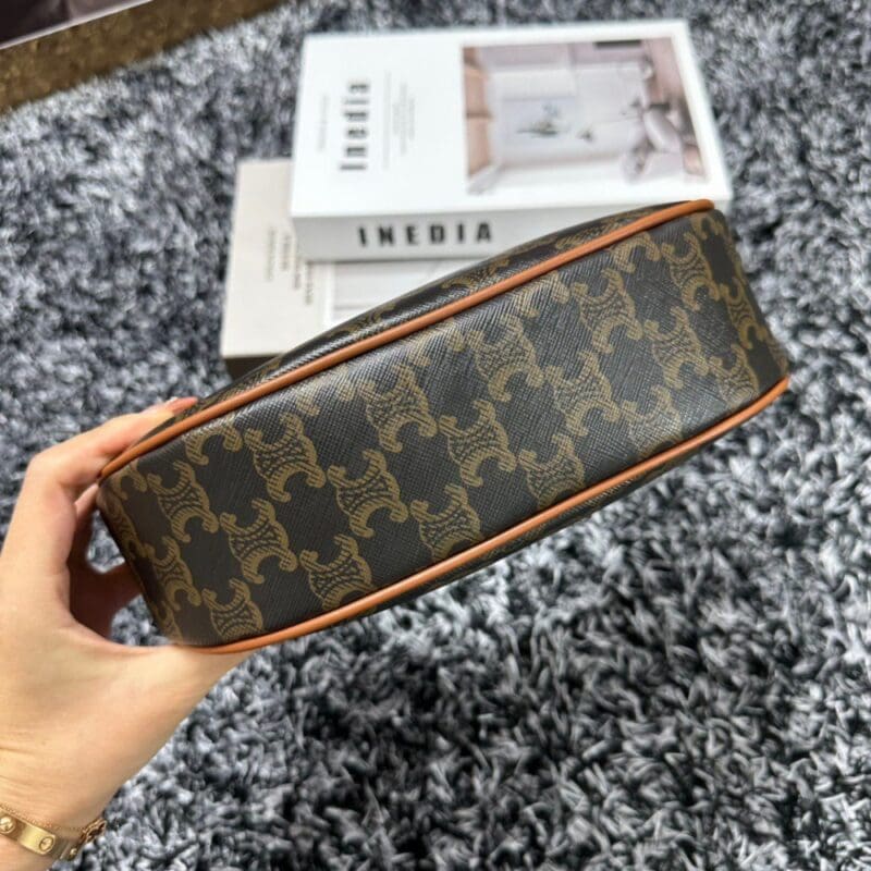 【AT3615】Celineのモノグラムプリントのハーフムーンバッグ - レトロとモダンの完璧な融合👜