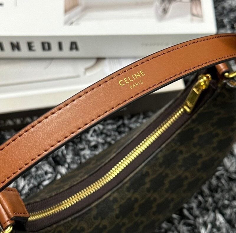 【AT3615】Celineのモノグラムプリントのハーフムーンバッグ - レトロとモダンの完璧な融合👜