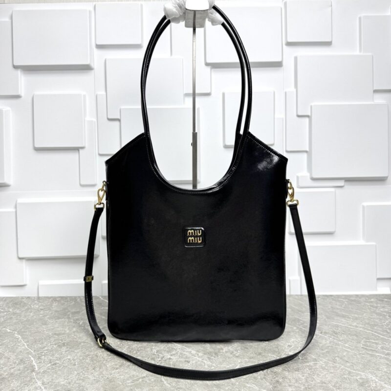 【AT3617】🖤👜✨ Miu Miuのファッションクラシック：黒いパテントレザートートバッグ - エレガントでモダンな完璧な融合