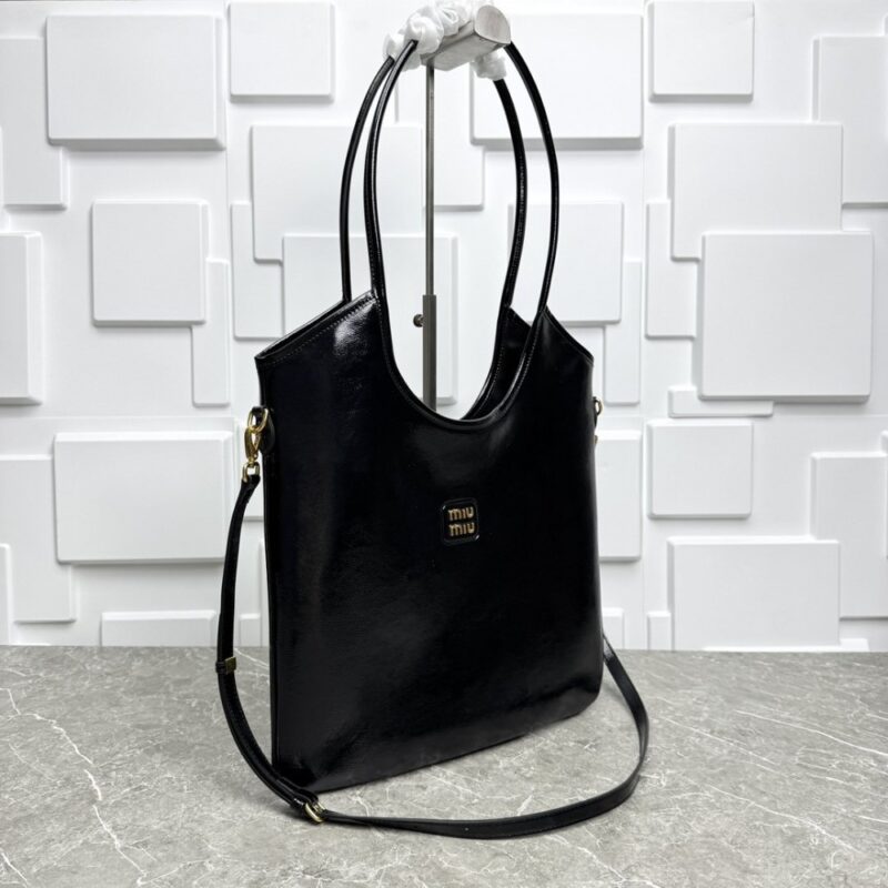 【AT3617】🖤👜✨ Miu Miuのファッションクラシック：黒いパテントレザートートバッグ - エレガントでモダンな完璧な融合