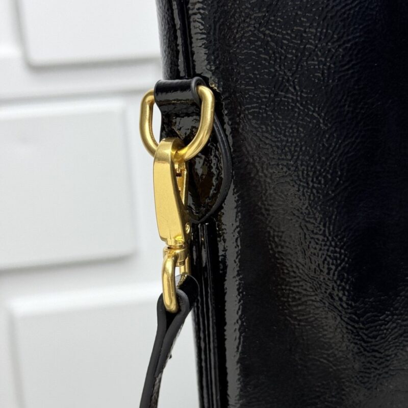 【AT3617】🖤👜✨ Miu Miuのファッションクラシック：黒いパテントレザートートバッグ - エレガントでモダンな完璧な融合