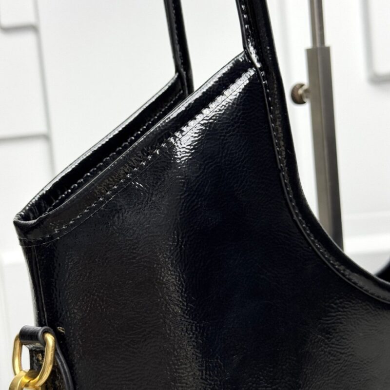 【AT3617】🖤👜✨ Miu Miuのファッションクラシック：黒いパテントレザートートバッグ - エレガントでモダンな完璧な融合