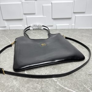 【AT3617】🖤👜✨ Miu Miuのファッションクラシック：黒いパテントレザートートバッグ - エレガントでモダンな完璧な融合