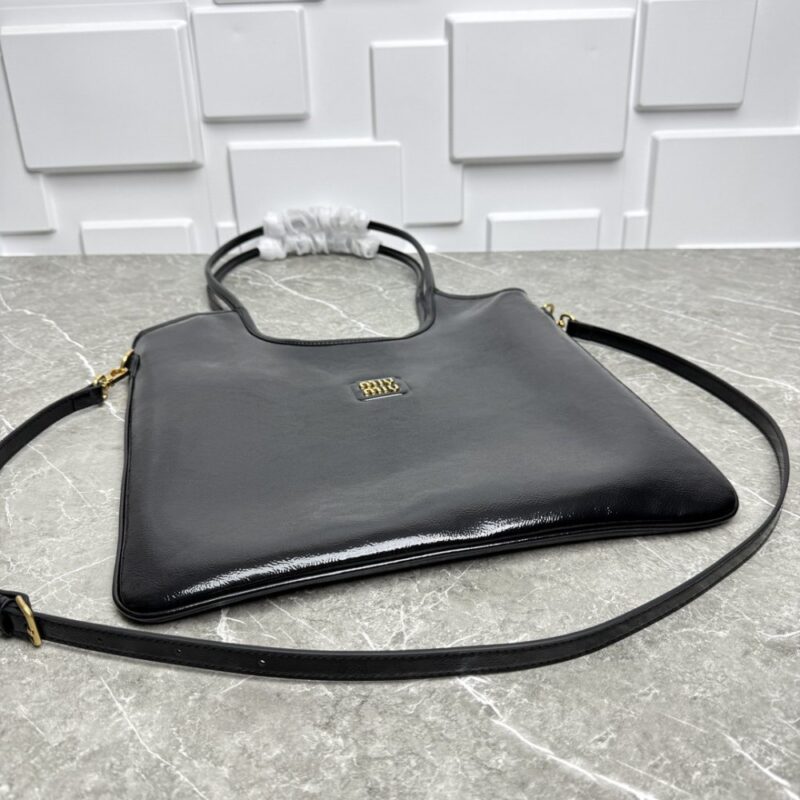 【AT3617】🖤👜✨ Miu Miuのファッションクラシック：黒いパテントレザートートバッグ - エレガントでモダンな完璧な融合