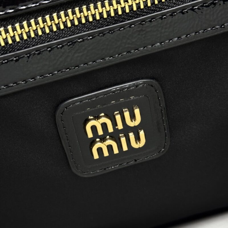 【AT3617】🖤👜✨ Miu Miuのファッションクラシック：黒いパテントレザートートバッグ - エレガントでモダンな完璧な融合