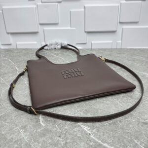 【AT3618】🍫👜 Miu Miuエレガントなブラウンレザートートバッグ-ファッションと実用性の完璧な融合