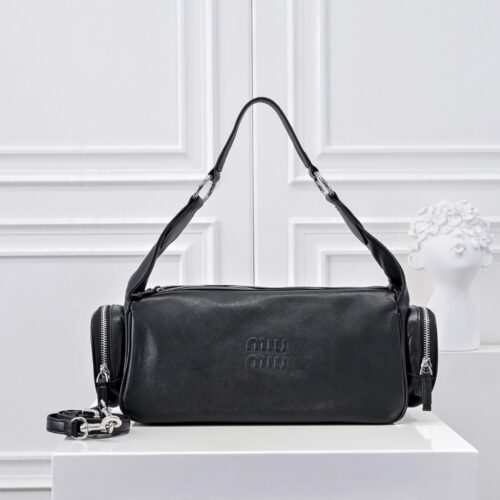 【AT3619】Miu Miuのクラシックな黒のレザーショルダーバッグ