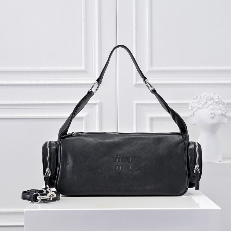 【AT3619】Miu Miuのクラシックな黒のレザーショルダーバッグ