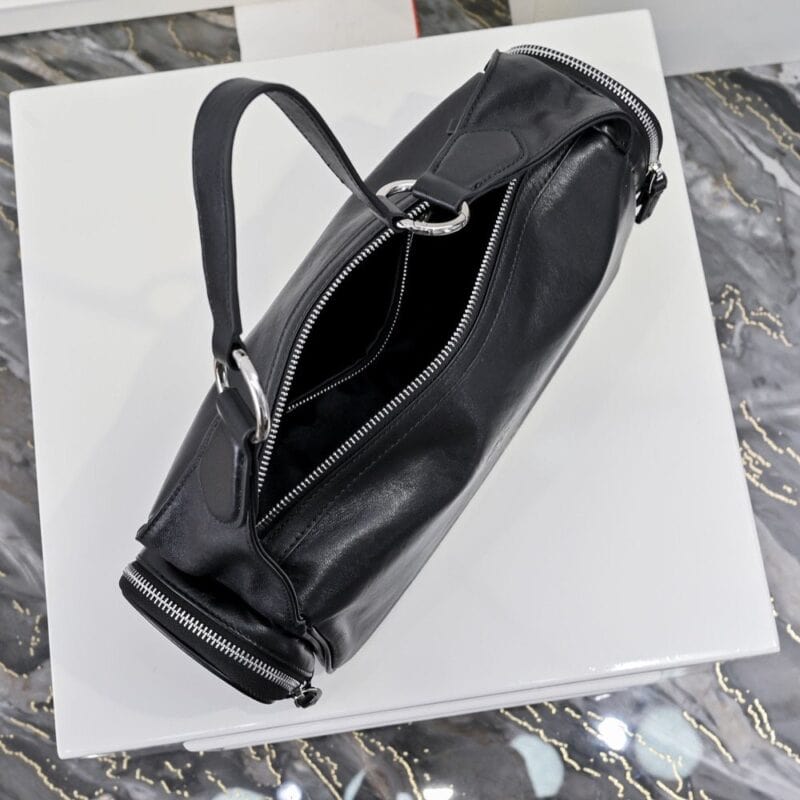【AT3619】Miu Miuのクラシックな黒のレザーショルダーバッグ