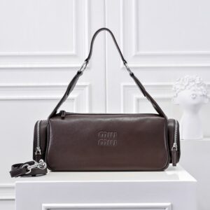 【AT3620】Miu Miu の贅沢なシンプルなレザーショルダーバッグ