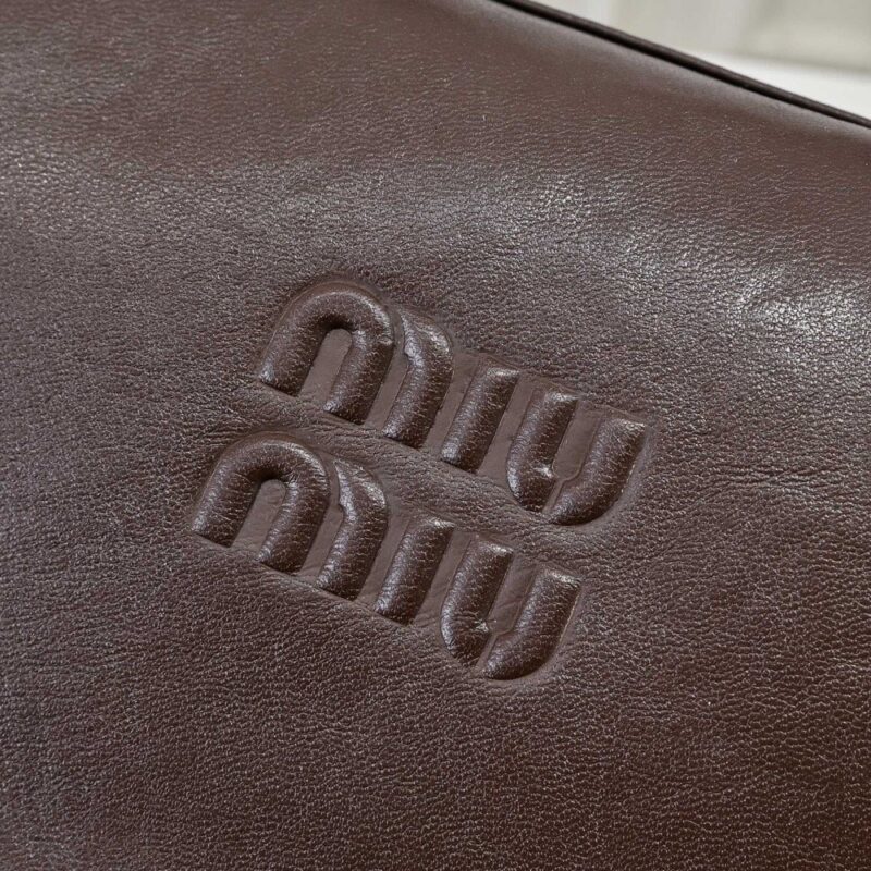 【AT3620】Miu Miu の贅沢なシンプルなレザーショルダーバッグ