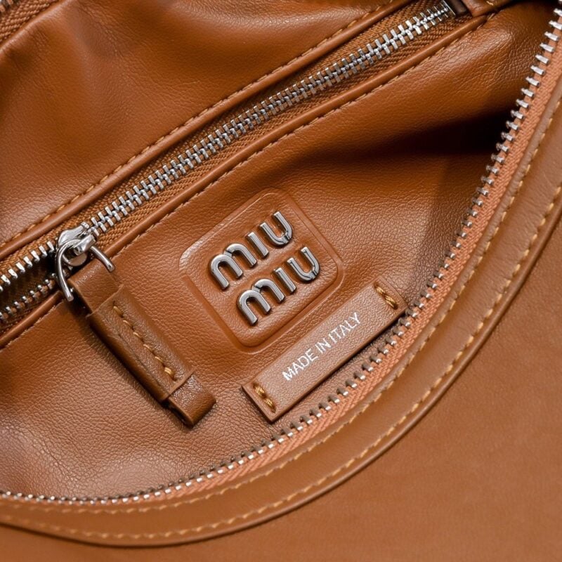 【AT3621】Miu Miu ヴィンテージアクセサリーバッグ｜シックで洗練された高級感 💼