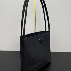 【AT3622】Prada プラダのクラシックナイロントートバッグ✨ おしゃれで使いやすく、控えめな高級感！🖤