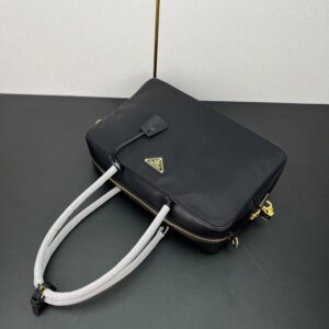 【AT3623】Pradaのクラシックな黒のハンドバッグ | 控えめな贅沢、究極のエレガンス 🖤