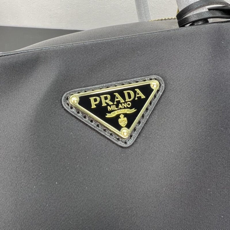 【AT3623】Pradaのクラシックな黒のハンドバッグ | 控えめな贅沢、究極のエレガンス 🖤
