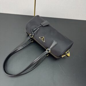 【AT3624】Prada プラダの定番黒色ナイロンハンドバッグ