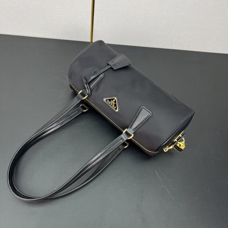 【AT3624】Prada プラダの定番黒色ナイロンハンドバッグ