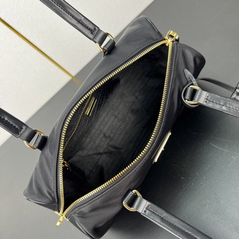 【AT3624】Prada プラダの定番黒色ナイロンハンドバッグ