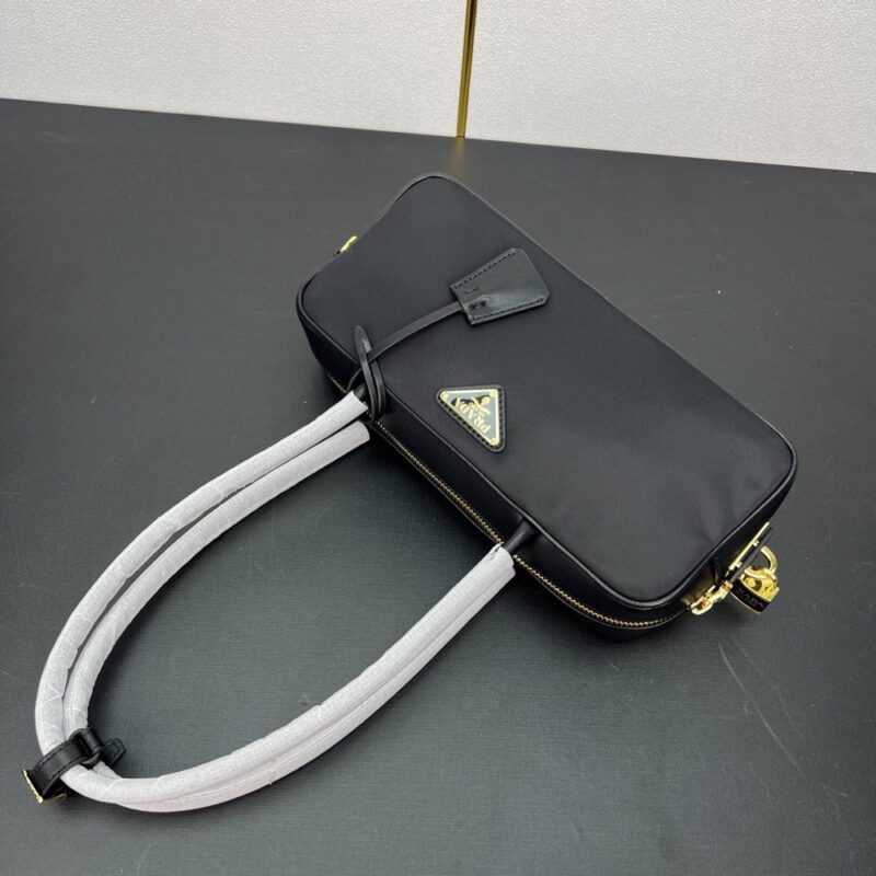 【AT3625】Prada プラダのクラシックな黒のハンドバッグ| ヴィンテージとエレガントさが共存しています✨