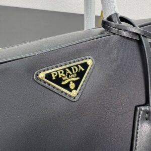 【AT3625】Prada プラダのクラシックな黒のハンドバッグ| ヴィンテージとエレガントさが共存しています✨