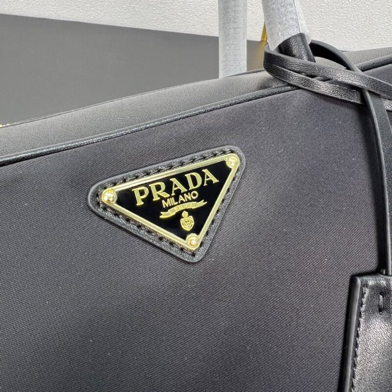 【AT3625】Prada プラダのクラシックな黒のハンドバッグ| ヴィンテージとエレガントさが共存しています✨
