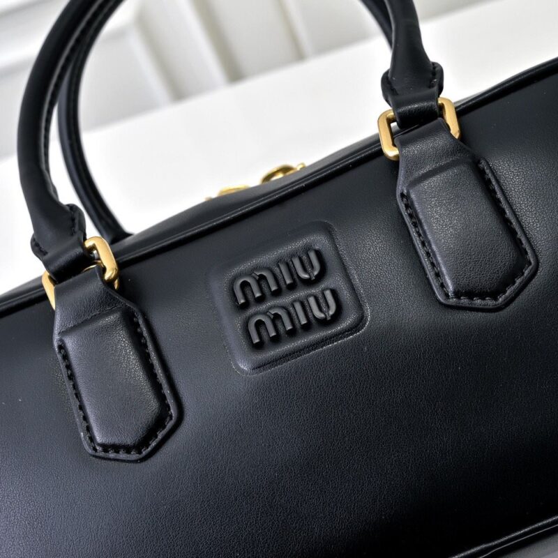 【AT3627】Miu Miuのクラシックな黒のボストンバッグ🖤 高級感満載！✨