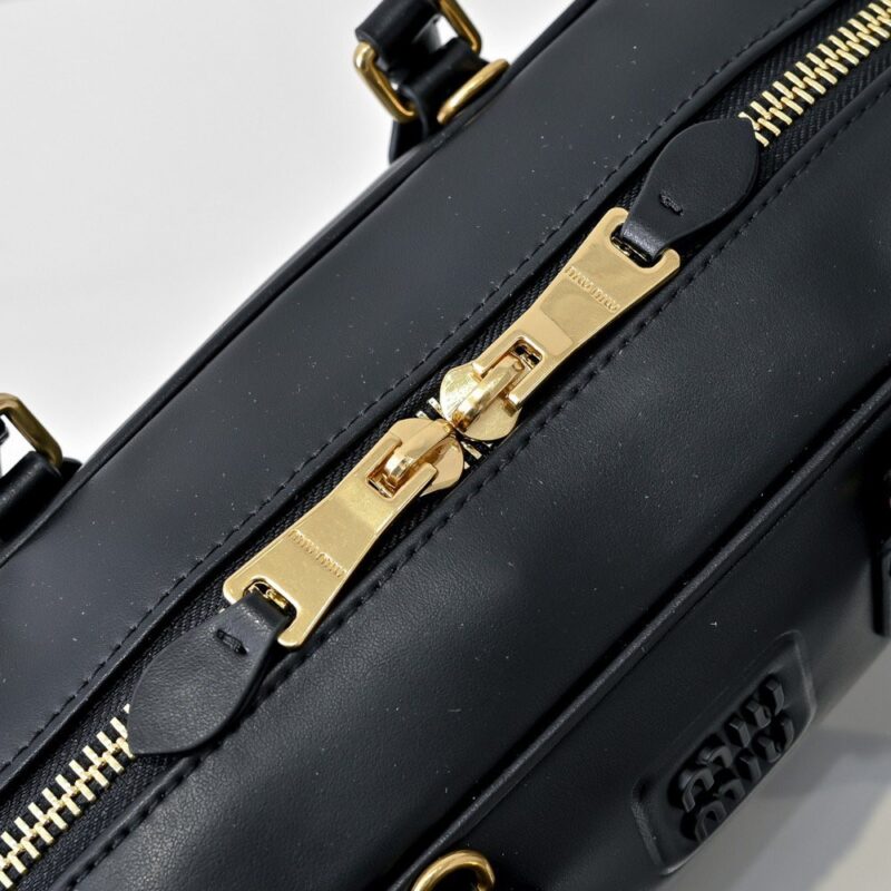 【AT3627】Miu Miuのクラシックな黒のボストンバッグ🖤 高級感満載！✨
