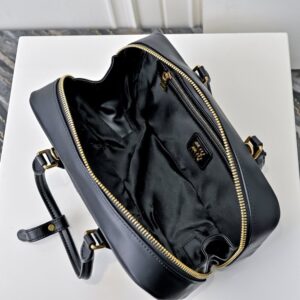 【AT3627】Miu Miuのクラシックな黒のボストンバッグ🖤 高級感満載！✨