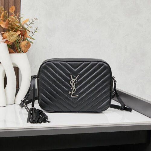 【AT3644】✨YSL SAINT LAURENT PARIS✨ クラシックなV字ステッチのメッセンジャーバッグ