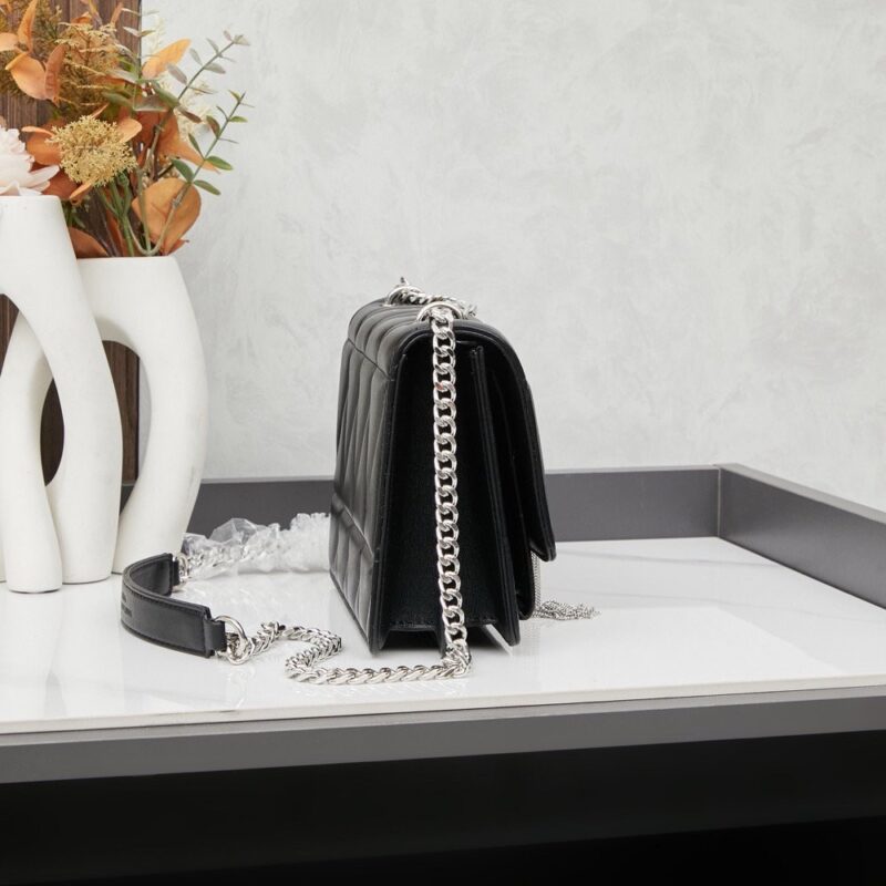 【AT3652】YSL Saint Laurentの贅沢なV字型ダイヤ柄チェーンバッグ - クラシックな銀のバックル ✨